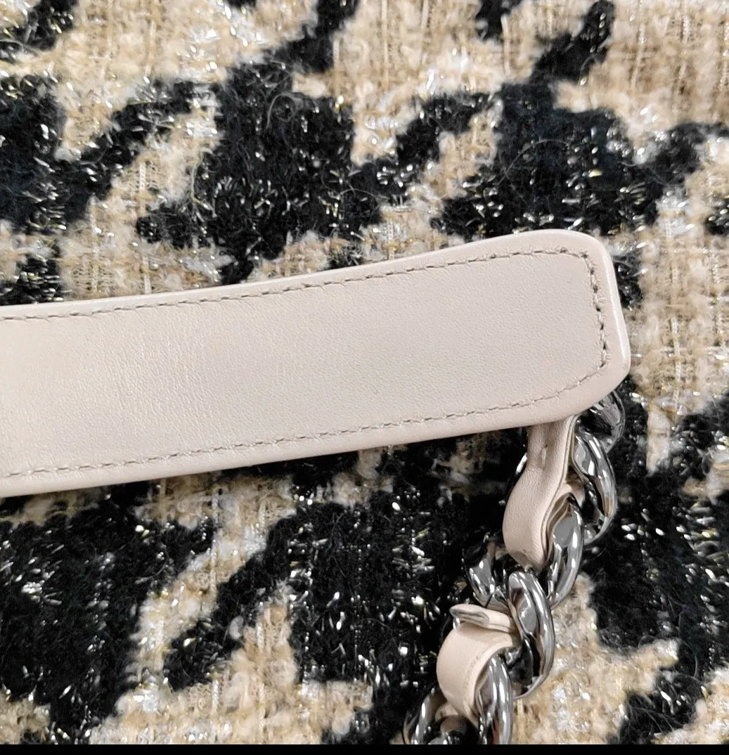 CHANEL CHANEL 19 Medium Flap Bag in 19K Beige Black Houndstooth Tweed