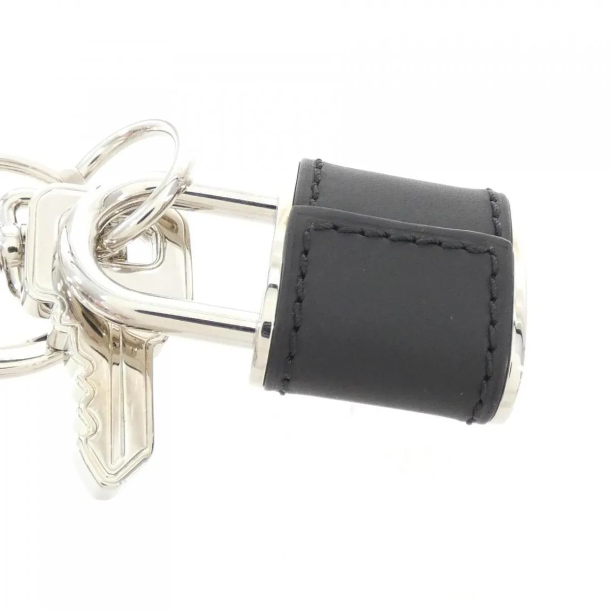 Louis Vuitton Travel Cadena M67927 Keyring